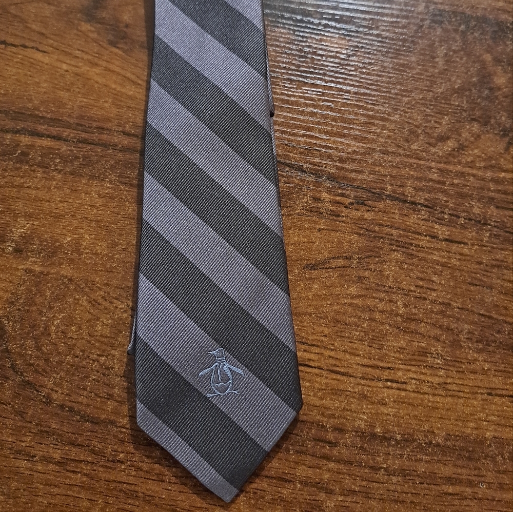 An original penguin munsingwear tie